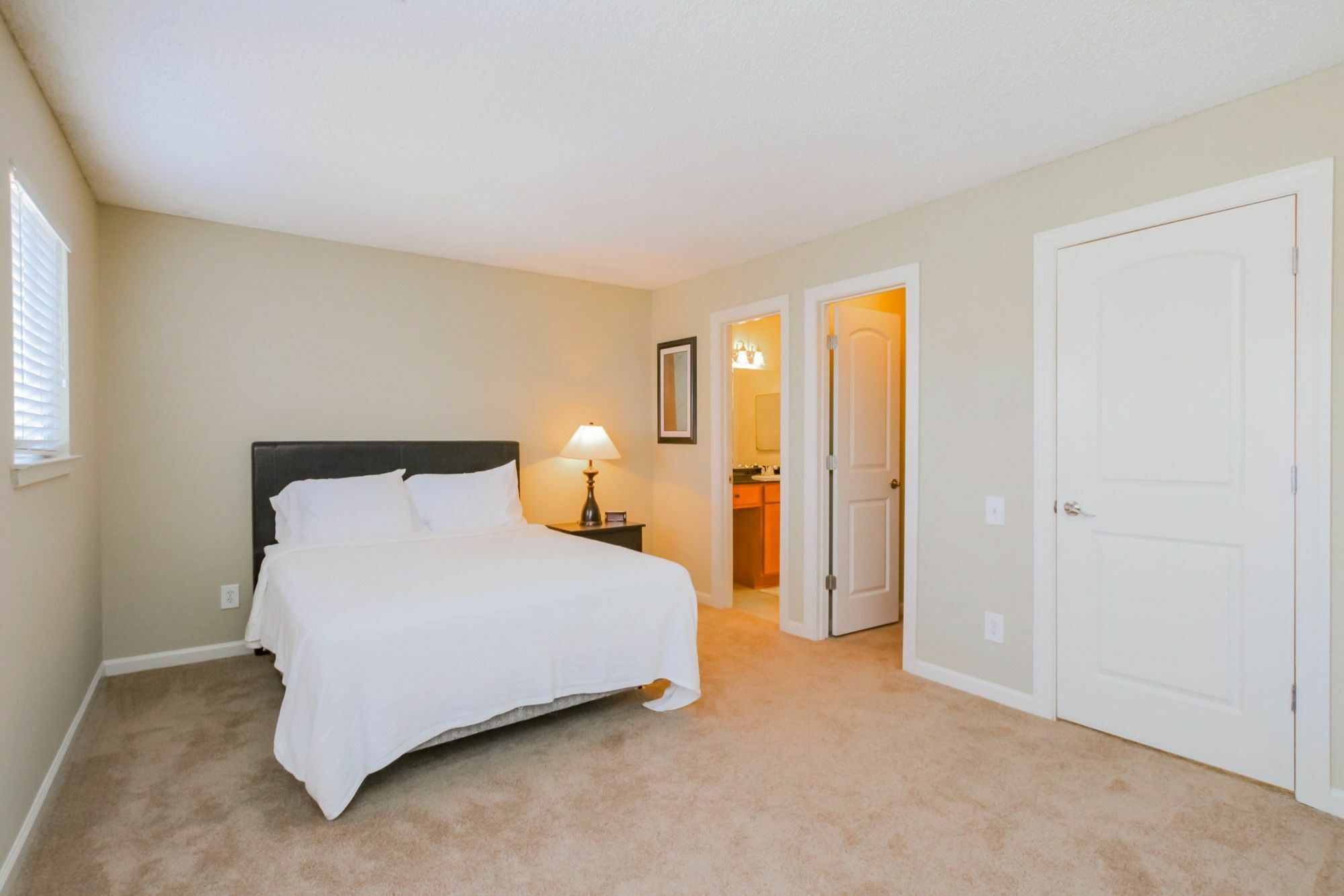 Vanderbilt Exclusives By Yourent Apartment